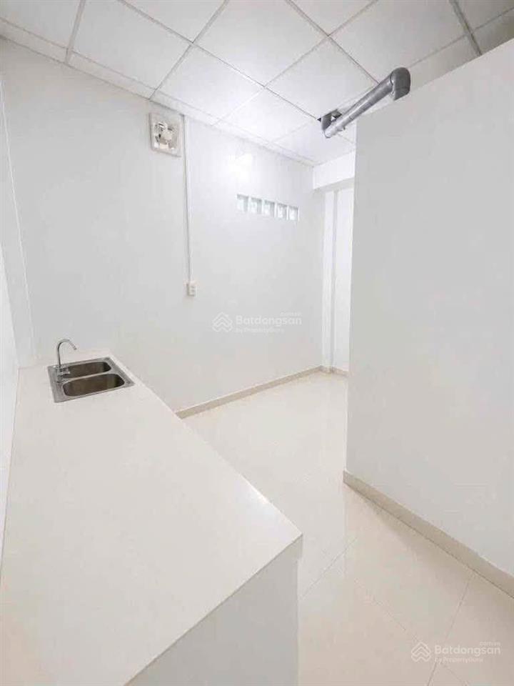 Cho thuê mt kinh doanh lâm văn bền dt 3m5x16m.
trống suốt có 1pn 1wc 1 máy lạnh 3 máy quạt treo