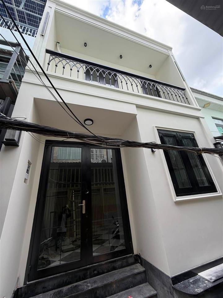 Nhà cần bán nguyễn văn quỳ trung tâm tp.hcm.
vị trí đẹp cách đường chính 100m.