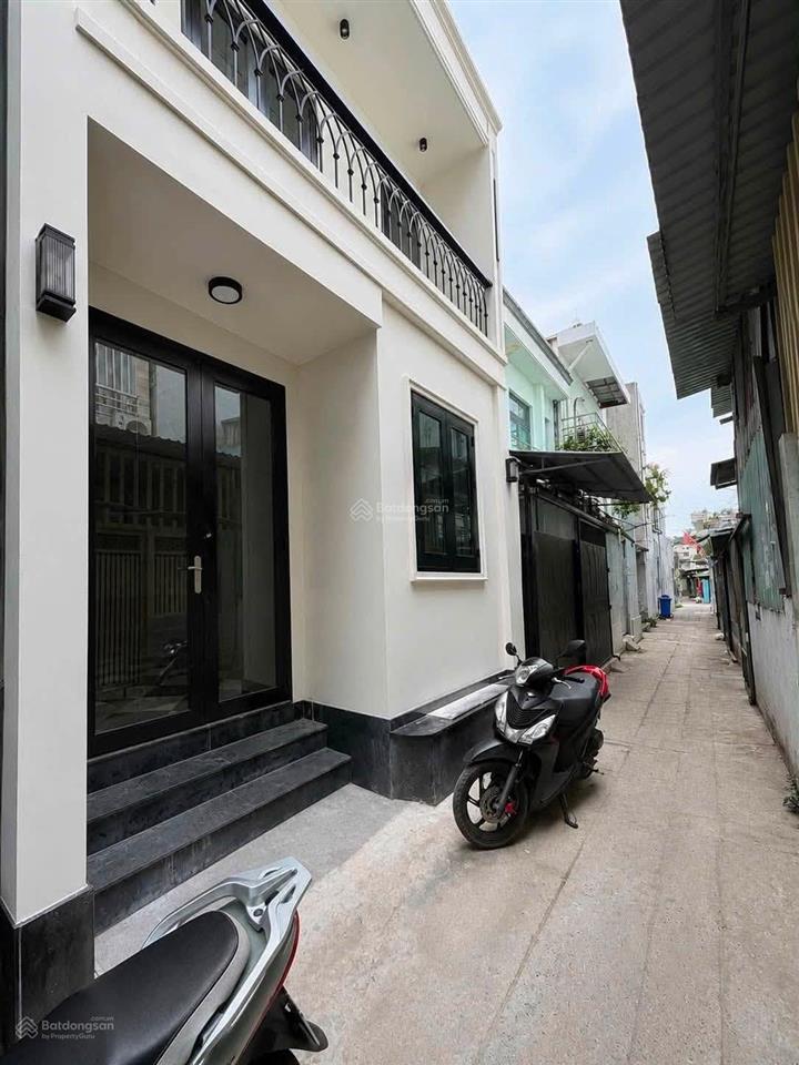 Nhà cần bán nguyễn văn quỳ trung tâm tp.hcm.
vị trí đẹp cách đường chính 100m.