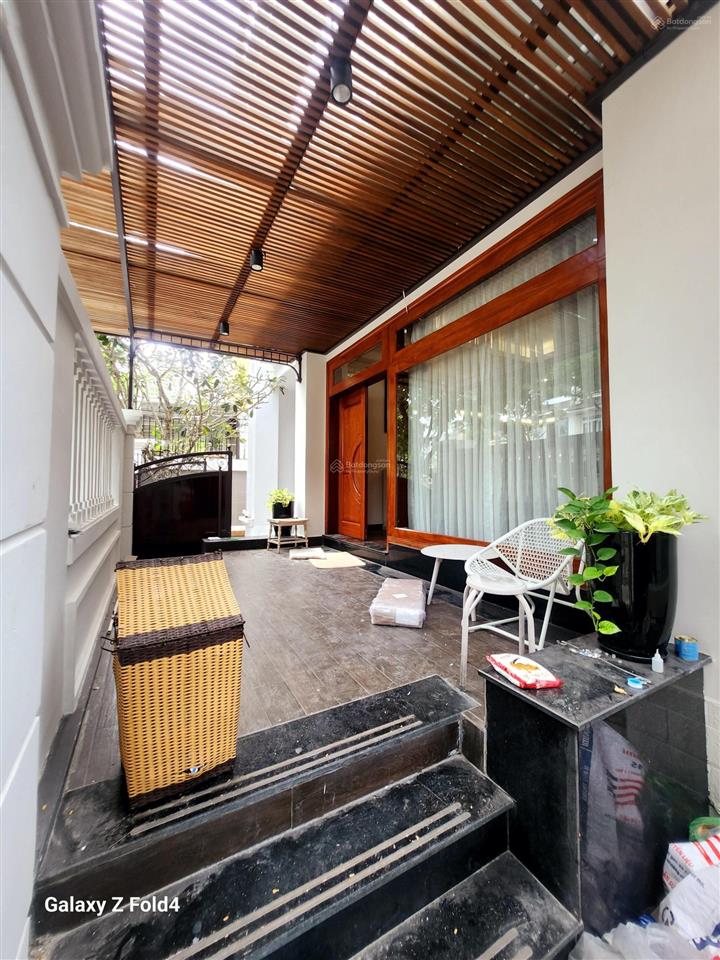 Bán biệt thự quận 7 | sadeco ven sông p. tân phong
dt 12,5m x 18m. kết cấu 1 hầm 3 lầu