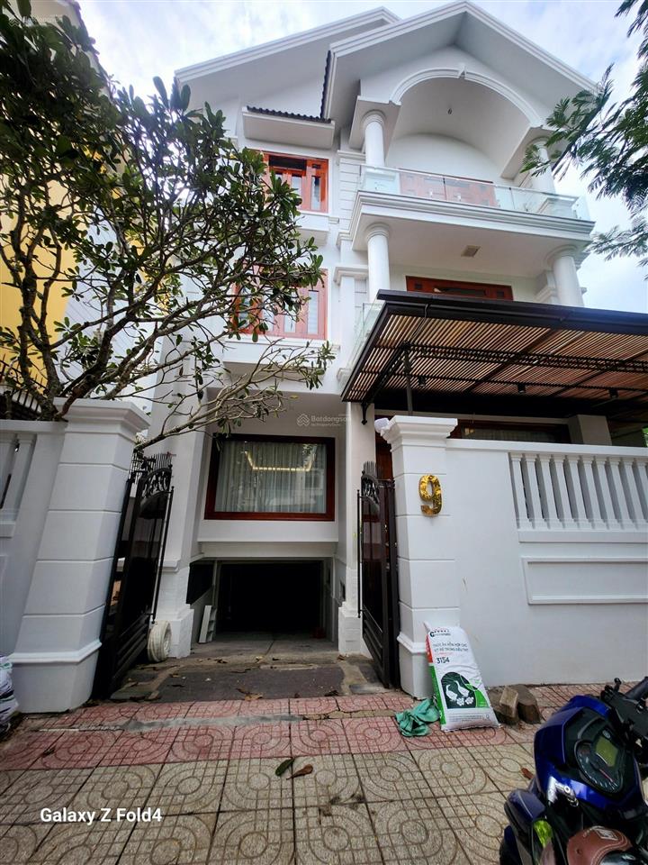 Bán biệt thự quận 7 | sadeco ven sông p. tân phong
dt 12,5m x 18m. kết cấu 1 hầm 3 lầu