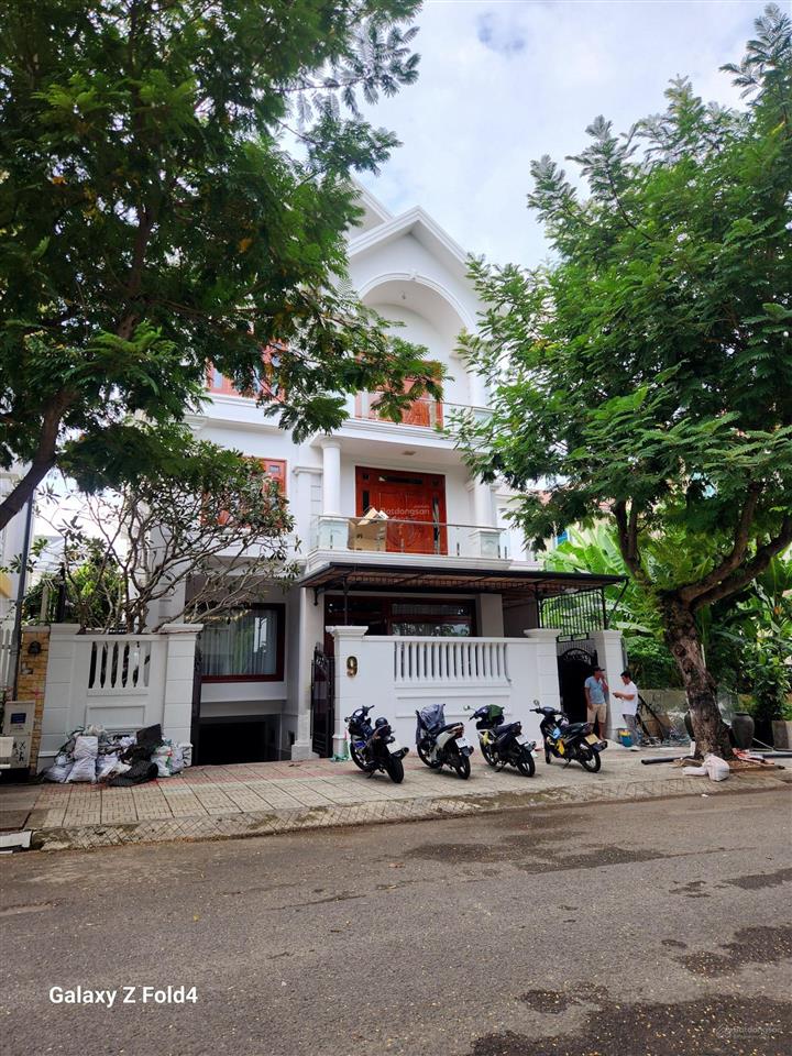 Bán biệt thự quận 7 | sadeco ven sông p. tân phong
dt 12,5m x 18m. kết cấu 1 hầm 3 lầu
