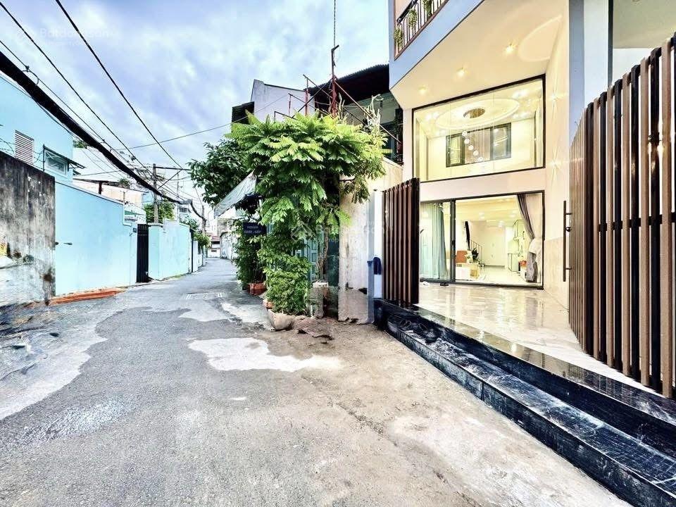 3 tầng 58m2,ngay đại lộ phạm văn đồng,xe tải đi ngang nhà,gần trường học các cấp,bệnh viện,8t nhỉnh