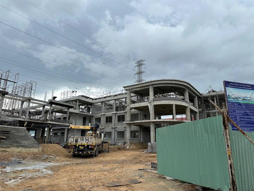 Bán 100m2 đất khuôn đẹp, đường trương văn hải, ngay hoa lư, kiến thiết  hẻm xe hơi, xd tự do, shr