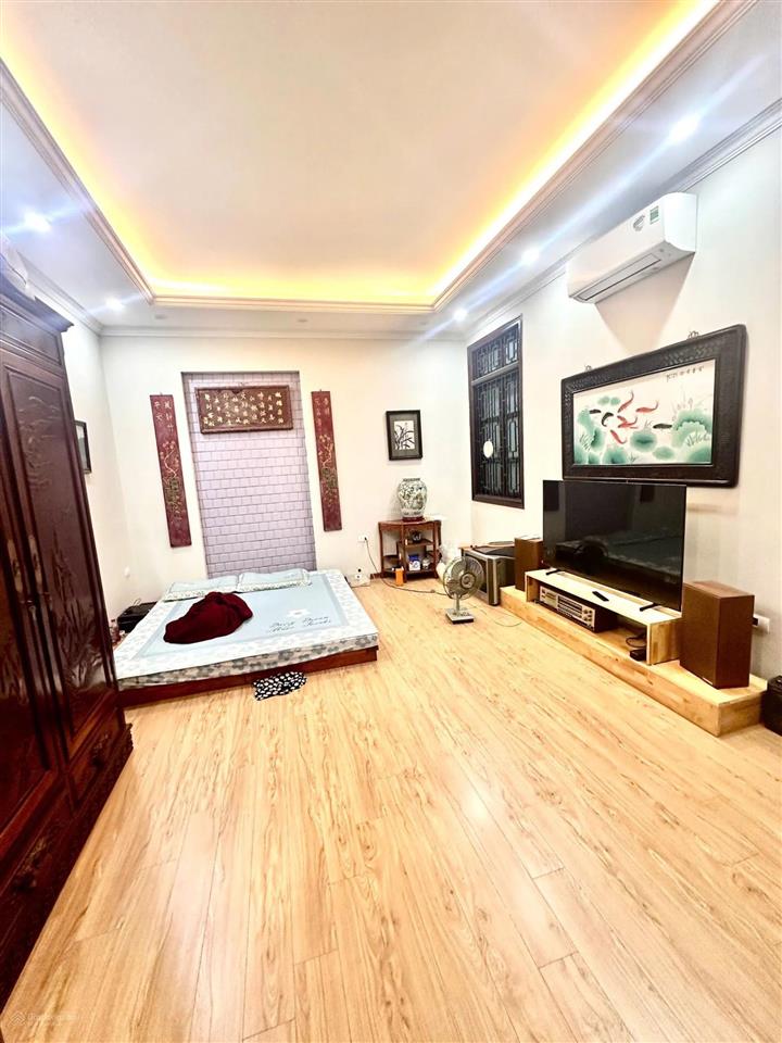 Hàng hiếm giáp bát, 9 tỷ, 33 m2, 3pn, 5 tầng ngõ thông ô tô 20m