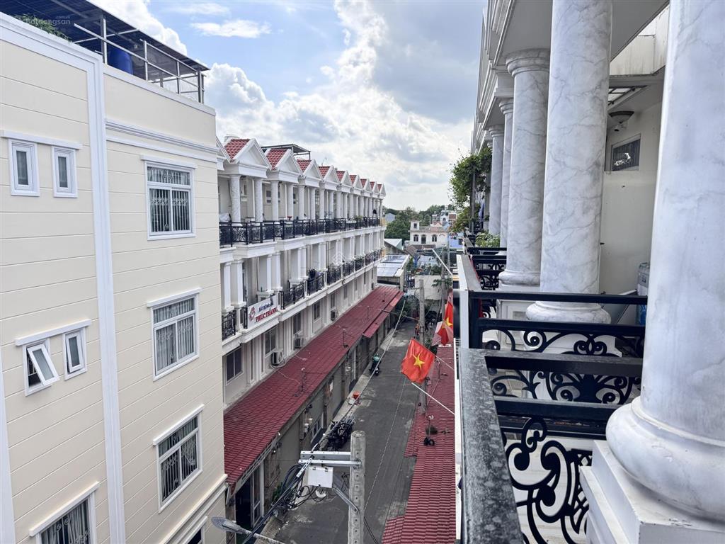 Nhà nguyên căn quốc lộ 13  hẻm ô tô gần trung tâm hành chính hiệp bình, thủ đức  vào ở ngay