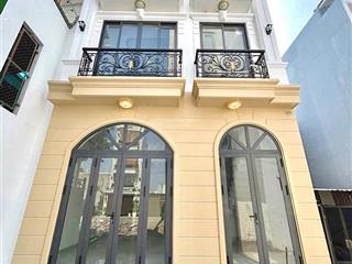 Bán nhà mới gần chợ hiệp bình ngang 6m rộng rãi sổ hồng riêng, dân cư đông đúc.
