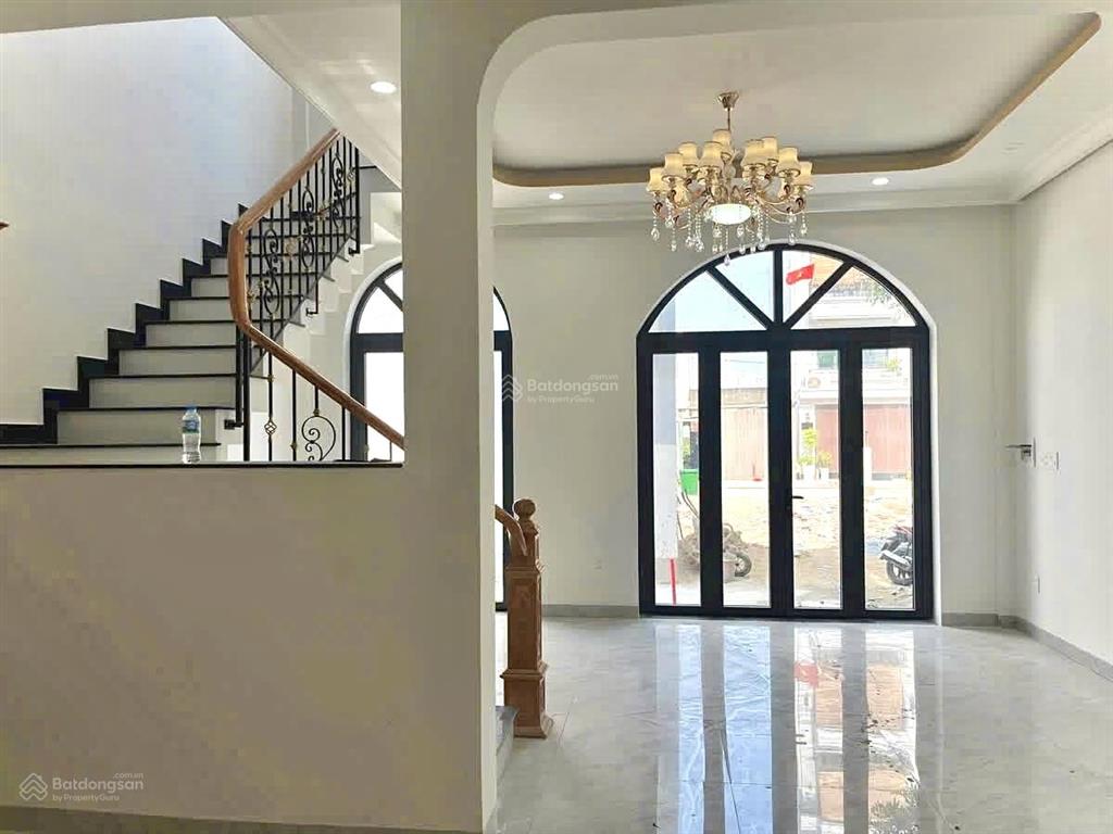 Bán nhà mới gần chợ hiệp bình ngang 6m rộng rãi sổ hồng riêng, dân cư đông đúc.