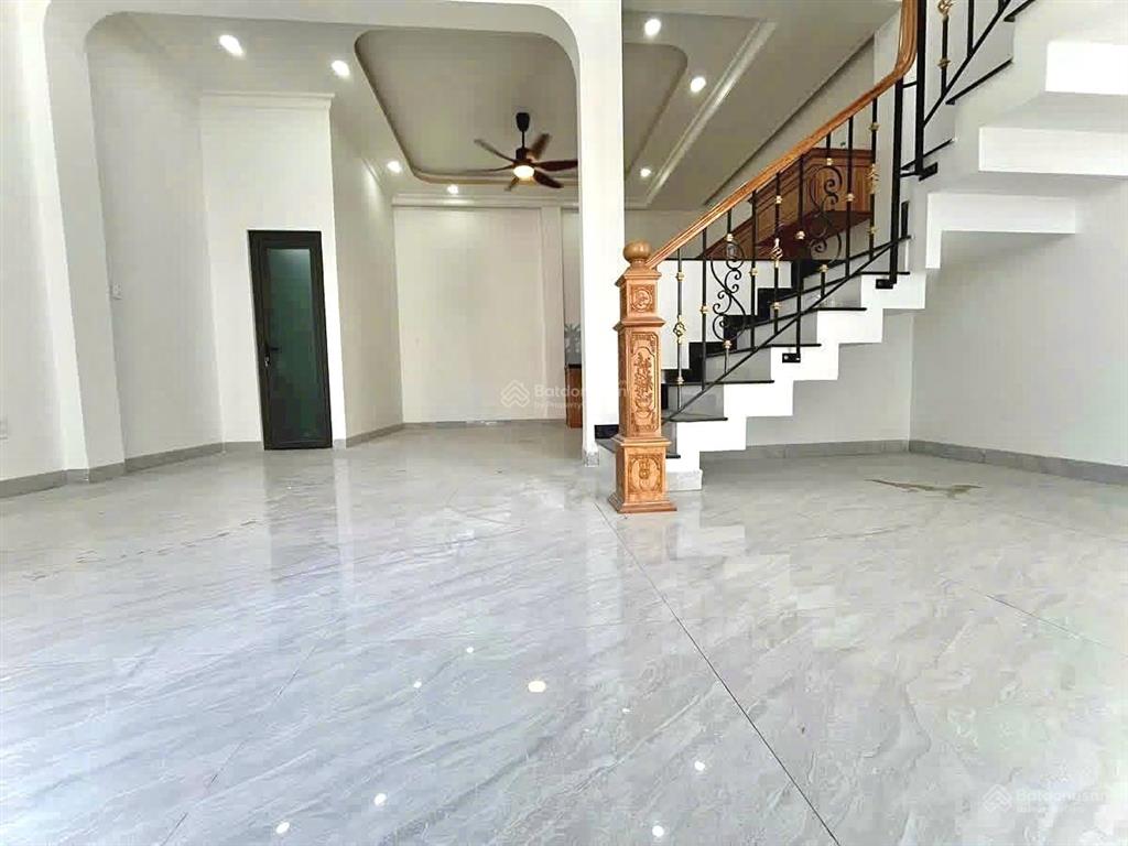 Bán nhà mới gần chợ hiệp bình ngang 6m rộng rãi sổ hồng riêng, dân cư đông đúc.