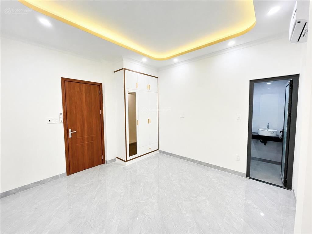 Bán nhà mới gần chợ hiệp bình ngang 6m rộng rãi sổ hồng riêng, dân cư đông đúc.