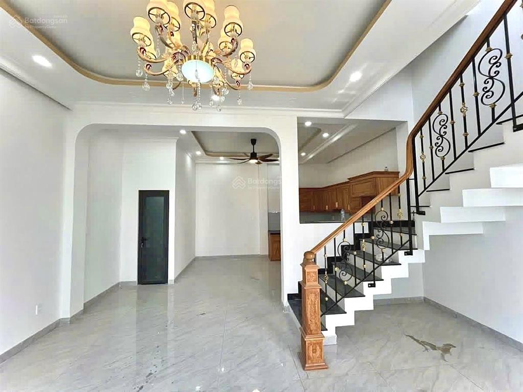Bán nhà mới gần chợ hiệp bình ngang 6m rộng rãi sổ hồng riêng, dân cư đông đúc.
