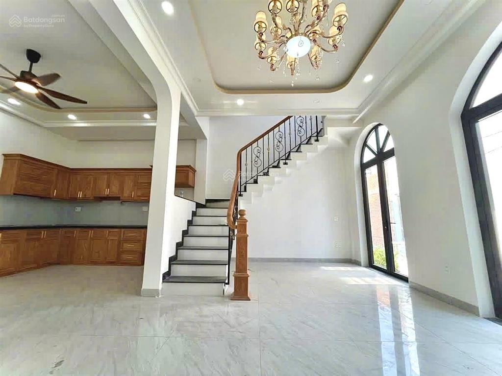 Bán nhà mới gần chợ hiệp bình ngang 6m rộng rãi sổ hồng riêng, dân cư đông đúc.