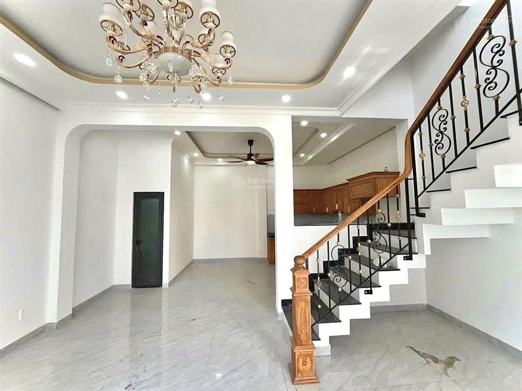 Bán nhà mới gần chợ hiệp bình ngang 6m rộng rãi sổ hồng riêng, dân cư đông đúc.