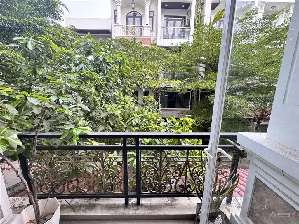 Nhà nguyên căn quốc lộ 13  kdc lộc vừng đường xe tải, vừa ở vừa làm văn phòng công ty