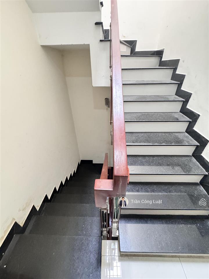 Nhà nguyên căn quốc lộ 13  kdc lộc vừng đường xe tải, vừa ở vừa làm văn phòng công ty