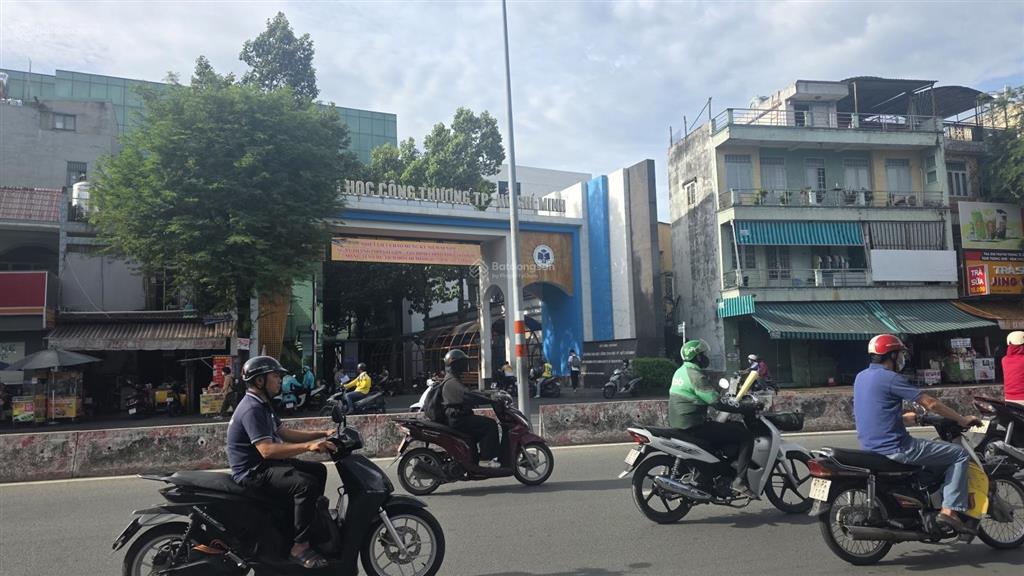 Đất lớn ngay dh công thương  xây được 1 trệt 1 lửng 3 lầu sân thượng  8x16 vuông đẹp