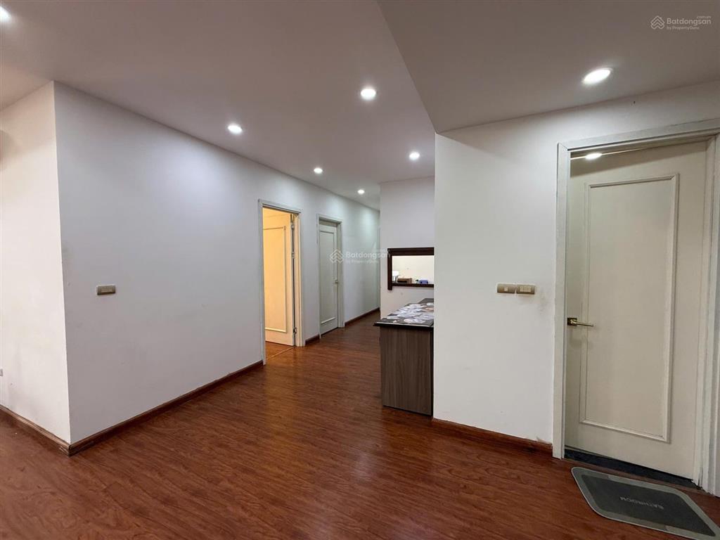 Cho thuê chung cư 34t hoàng đạo thúy 146m2, 3 pn, đồ cơ bản 18 triệu/th   0915 351 ***