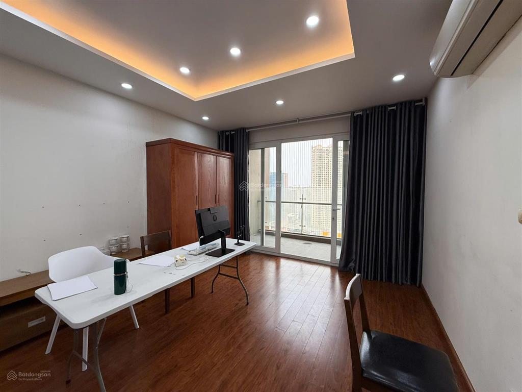 Cho thuê chung cư 34t hoàng đạo thúy 146m2, 3 pn, đồ cơ bản 18 triệu/th   0915 351 ***