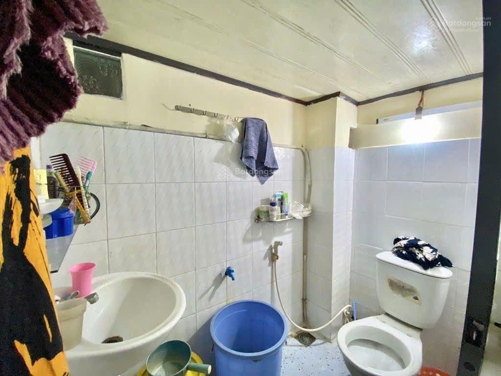 Tbh/hạ giá gấp 9tyxx  nhà 2 tầng đúc chắc chắn có sân trước hẻm xe hơi thông giáp ranh phú nhuận