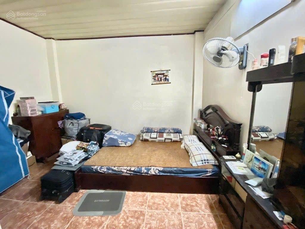 Tbh/hạ giá gấp 9tyxx  nhà 2 tầng đúc chắc chắn có sân trước hẻm xe hơi thông giáp ranh phú nhuận