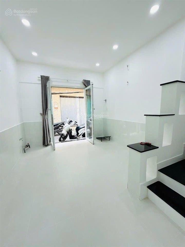 Tbh/nhỉnh 4tyxx  nhà 3 tầng đúc kiên cố khu dân cư an ninh . vị trí trung tâm di chuyển thuận tiện