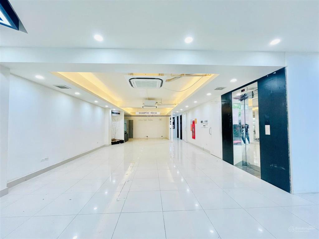 Cho thuê cửa hàng đẹp, phố trần thái tông, cầu giấy, tầng 1 riêng biệt dt 100m2 giá 24 triệu/th
