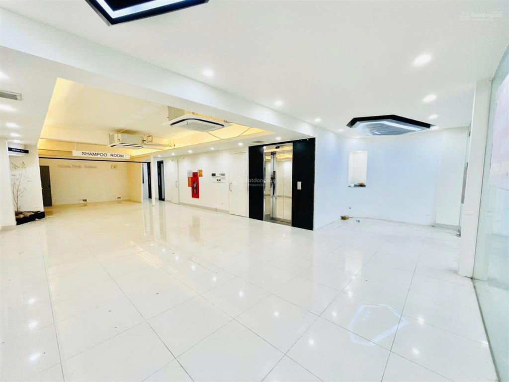 Cho thuê cửa hàng đẹp, phố trần thái tông, cầu giấy, tầng 1 riêng biệt dt 100m2 giá 24 triệu/th