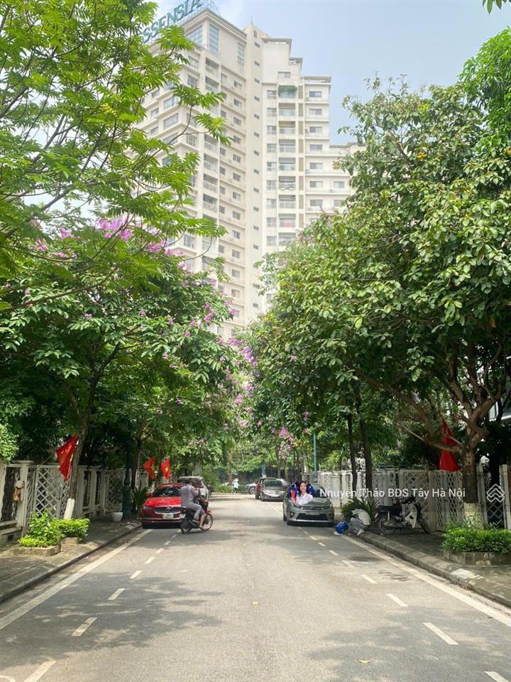 Bán liền kề splendora 103m2, nhà hoàn thiện đẹp, sân vườn rộng sau nhà, sổ đỏ cất két, giá 24,x tỷ