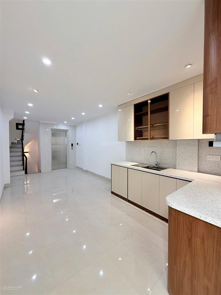 Bán nhà 7 tầng xây mới thang máy phân lô ô tô đỗ cửa phố hạ yên quyết  36m, giá 13.6 tỷ