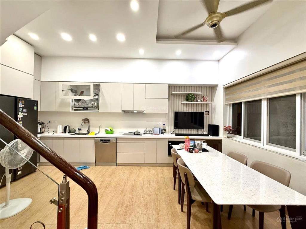 Chủ giảm 1,5 tỷ , 26 tỷ , 72m2 , lô góc trần quốc hoàn, kd/vp,cty , cachs phố 50m