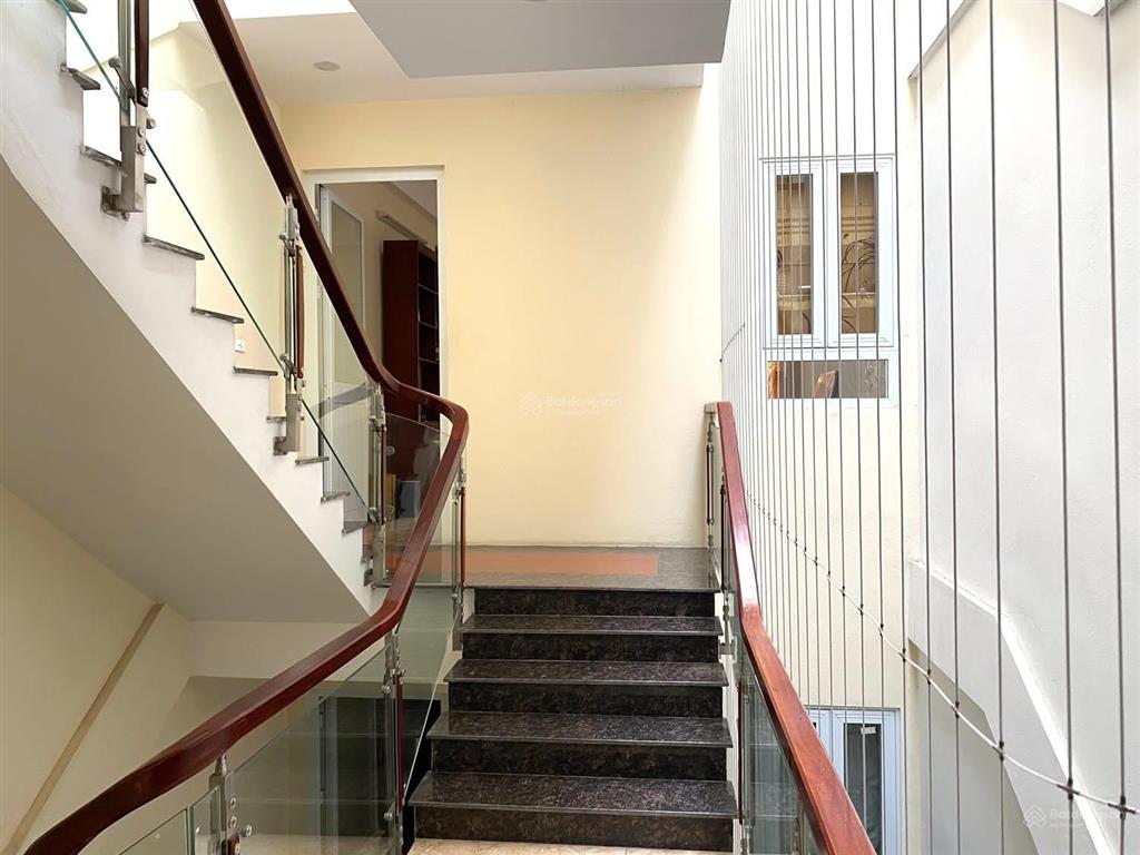 Giảm 1,5 tỷ , 23,5 tỷ lô góc xuân thuỷ , kd/vp, cty , 50m2, cách mp 30m