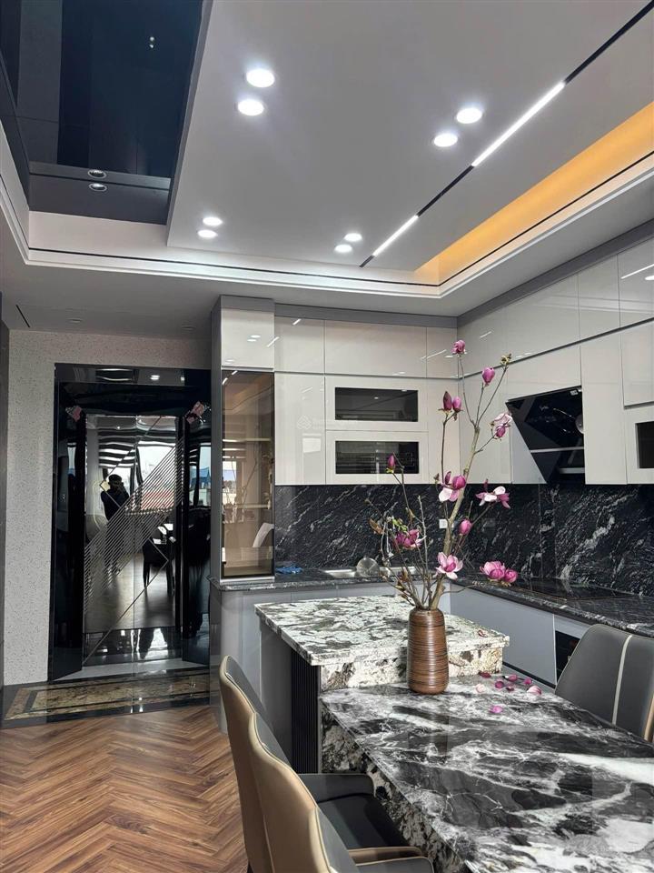 Giảm 1 tỷ! nhà nguyễn văn cừ 50m 8 tầng thang máy gara 7 chỗ full nội thất 18,5 tỷ