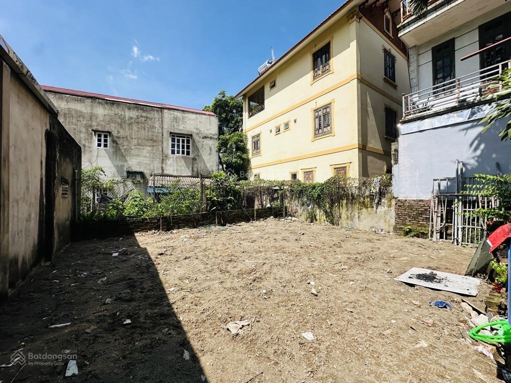 Bán đất phố nguyễn lam long biên ngõ 4m  mặt tiền khủng  oto vào đất