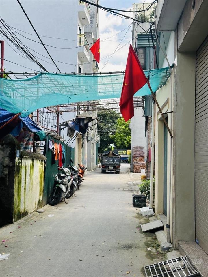 Bán đất phố nguyễn lam long biên ngõ 4m  mặt tiền khủng  oto vào đất