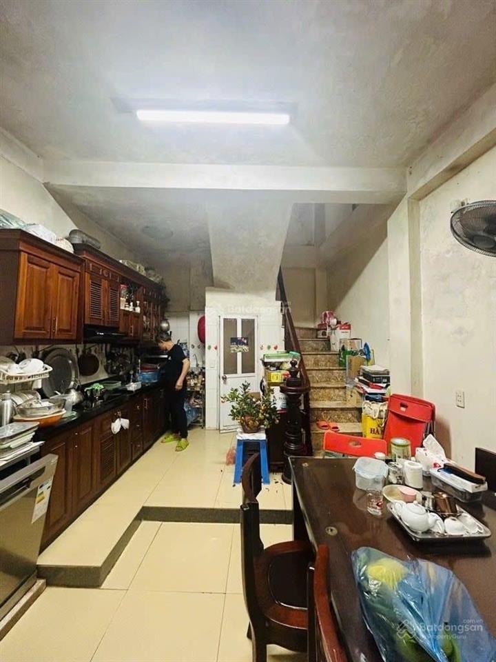Bán nhà an trạch đống đa  dt 30m2  6 tầng  ô tô vào nhà  gần văn miếu  giá cắt lỗ