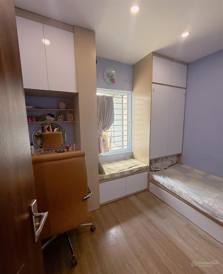 Bán tập thể mặt phố khuất duy tiến căn góc 2 ngủ 2 wc  full nội thất. ô tô đỗ chân cầu thang