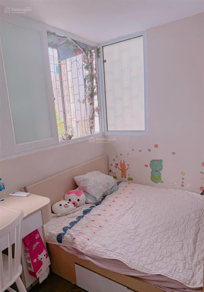 Bán tập thể mặt phố khuất duy tiến căn góc 2 ngủ 2 wc  full nội thất. ô tô đỗ chân cầu thang