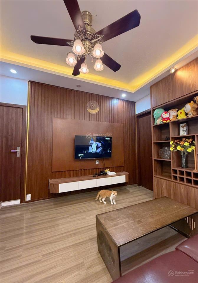Bán tập thể mặt phố khuất duy tiến căn góc 2 ngủ 2 wc  full nội thất. ô tô đỗ chân cầu thang