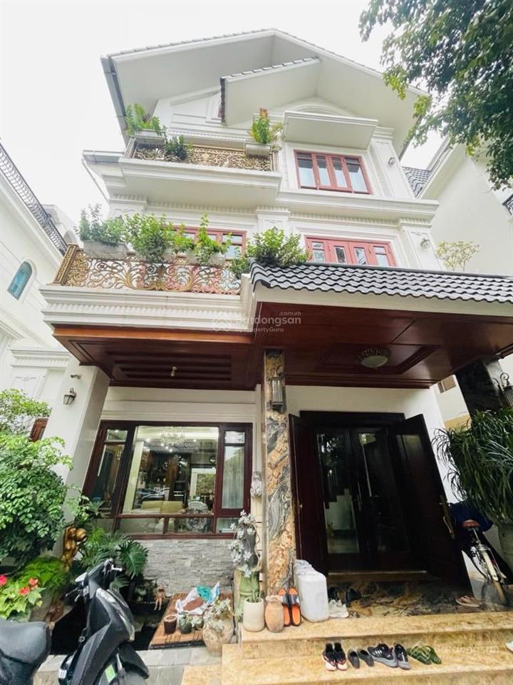 Biệt thự đẳng cấp với thiết kế sân vườn trước sau cực kỳ thoáng đãng không gian sống xanh mát