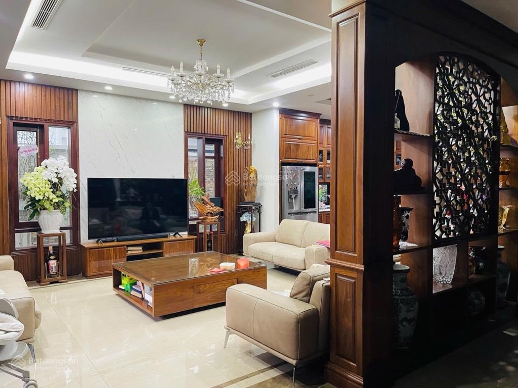 Biệt thự đẳng cấp với thiết kế sân vườn trước sau cực kỳ thoáng đãng không gian sống xanh mát