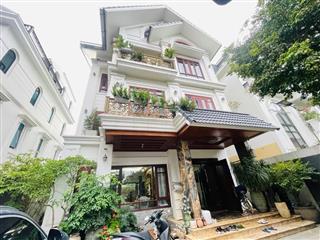 Biệt thự đẳng cấp với thiết kế sân vườn trước sau cực kỳ thoáng đãng không gian sống xanh mát