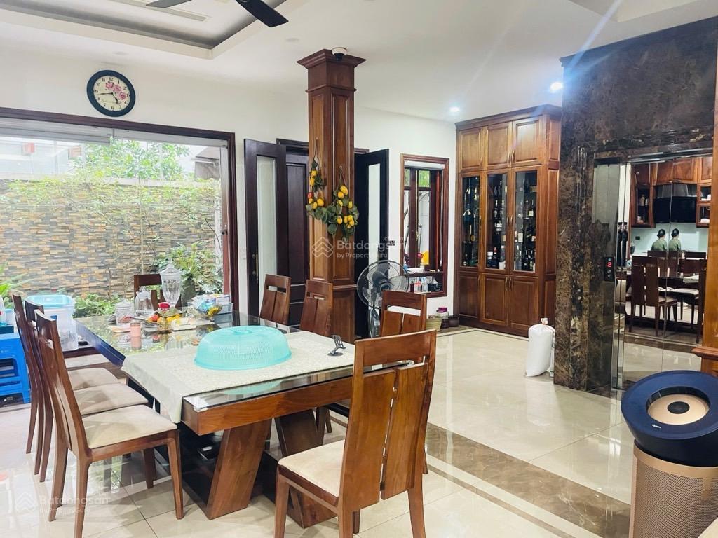 Biệt thự đẳng cấp với thiết kế sân vườn trước sau cực kỳ thoáng đãng không gian sống xanh mát