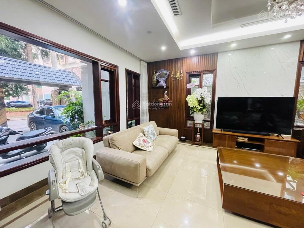 Biệt thự đẳng cấp với thiết kế sân vườn trước sau cực kỳ thoáng đãng không gian sống xanh mát