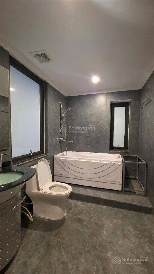 Phạm văn đồng  lô góc  thang máy. ngõ thẳng tắp  ô tô đỗ cửa  trước nhà sân chơi thoáng mát