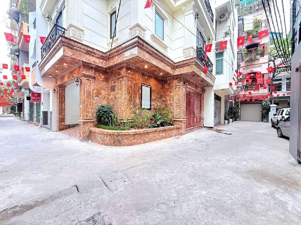 Phạm văn đồng  lô góc  thang máy. ngõ thẳng tắp  ô tô đỗ cửa  trước nhà sân chơi thoáng mát