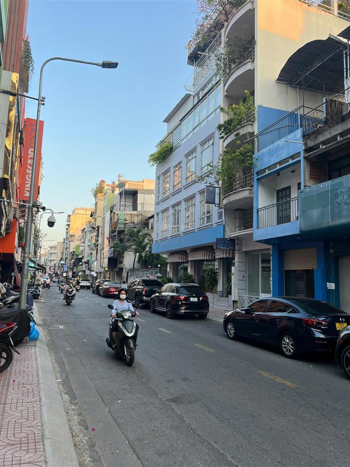 Cho thuê nhà vị trí cực đẹp góc 2 mặt tiền ngay bàn cờ, quận 3.  0931 196 *** thành