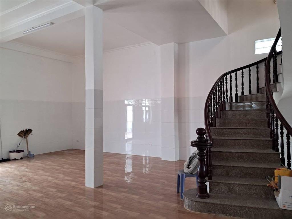 Cho thuê mb + nhà ở 1 trệt 2 lầu vị trí nhà mặt tiền đường đồng khởi, gần cây xăng 26