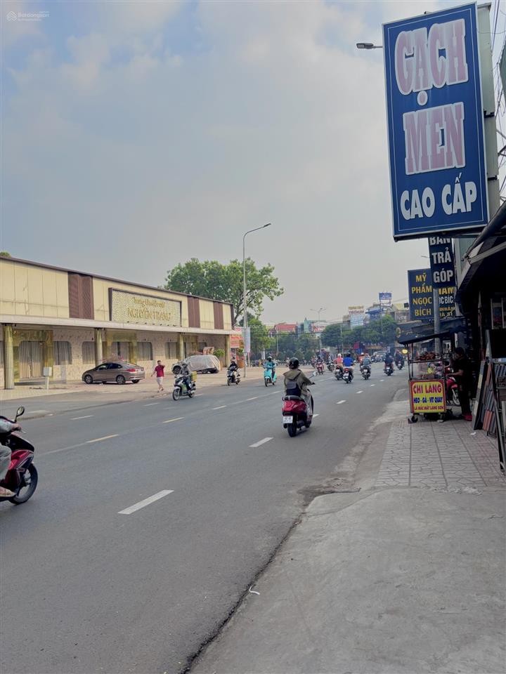 Cho thuê mb + nhà ở 1 trệt 2 lầu vị trí nhà mặt tiền đường đồng khởi, gần cây xăng 26