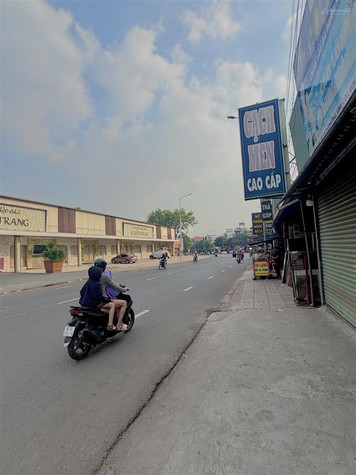 Cho thuê mb + nhà ở 1 trệt 2 lầu vị trí nhà mặt tiền đường đồng khởi, gần cây xăng 26