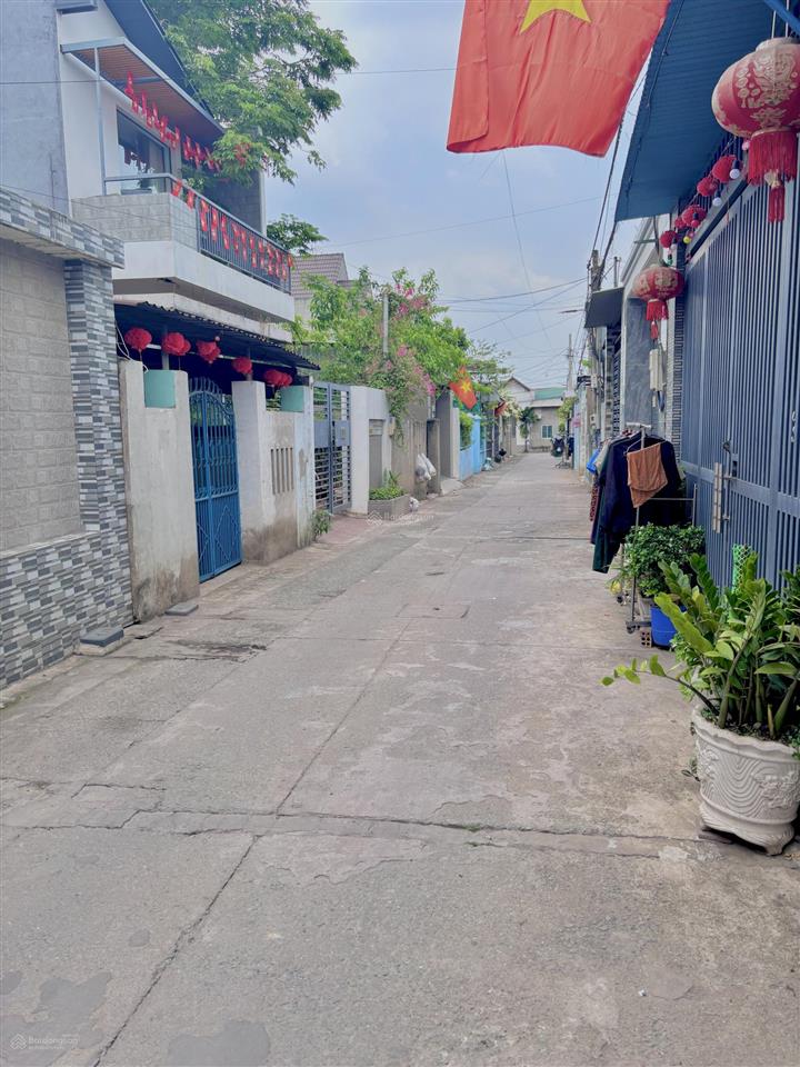 Bán lô đất tặng nhà cấp 4 cũ còn khá cứng cáp kp11 mặt tiền phường tân phong ngay trường học cấp 1